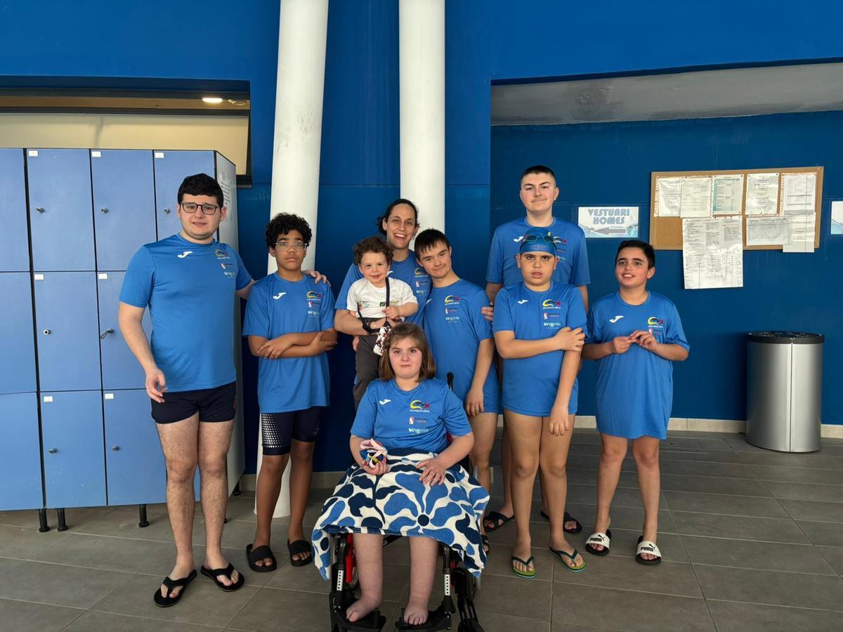 Nadadores del CN Xàtiva en la jornada de natación adaptada en Les Pereres.