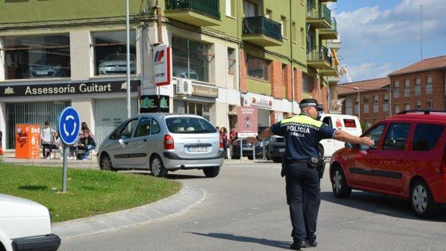 Un agent de la Policia Local de Berga, regulant el trànsit