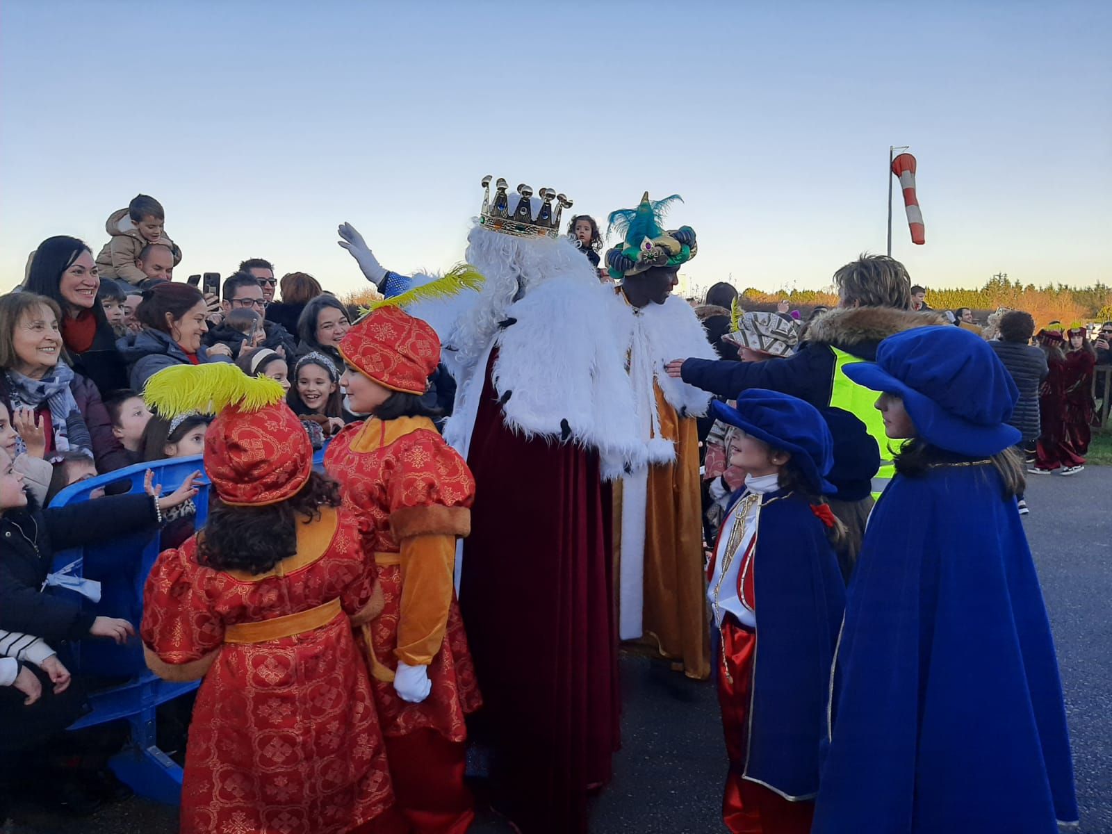 En imágenes: los Reyes Magos, en aeroplano hasta Llanera