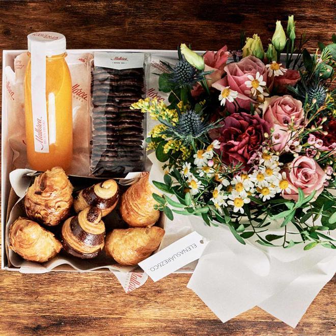 Desayuno a domicilio 'Croissants &amp; Flowers by Elena Suárez', de Pastelería Mallorca