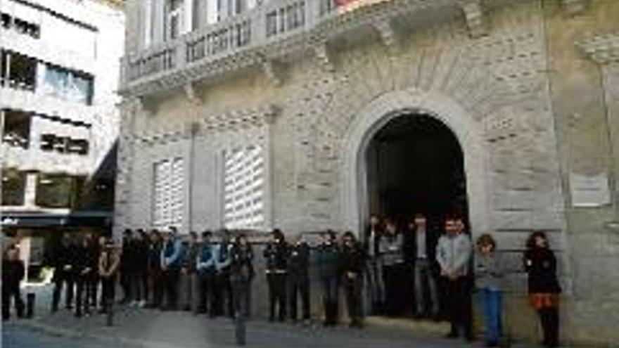 Minut de silenci a Banyoles en senyal de solidaritat