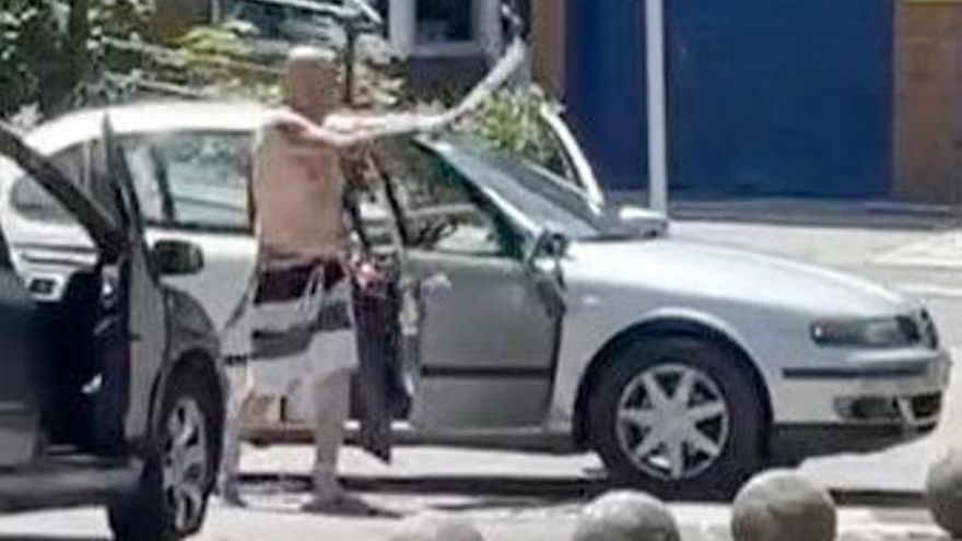 Machete en mano, a voces y con una alfombrilla de &quot;escudo&quot;: detenido en Laviana por amenazar e increpar a los viandantes