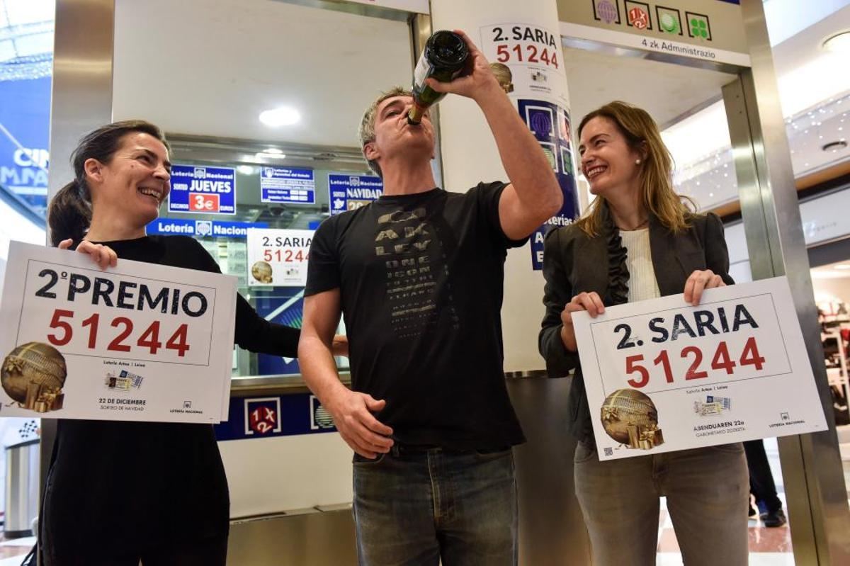Los propietarios de la administración de Lotería ubicada en el centro comercial Artea, de Leioa (Bizkaia),celebran que han vendido parte del segundo premio del Sorteo de Navidad (51.244) por un valor total de 31.250.000 euros. EFE