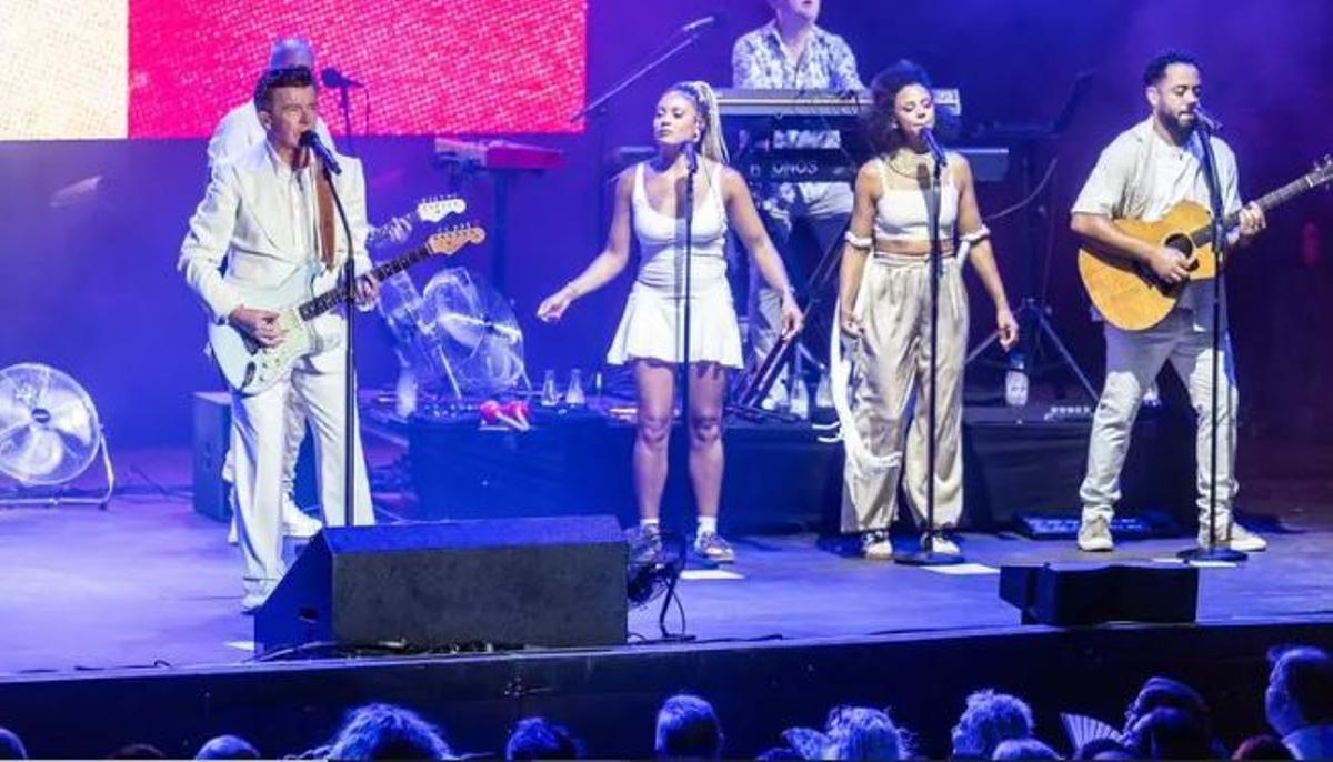 El pop fresc de Rick Astley enlluerna el públic de Cap Roig El pop fresc de Rick Astley enlluerna el públic de Cap Roig