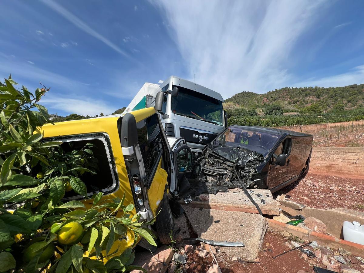 Imagen de cómo quedaron el camión y las furgonetas.