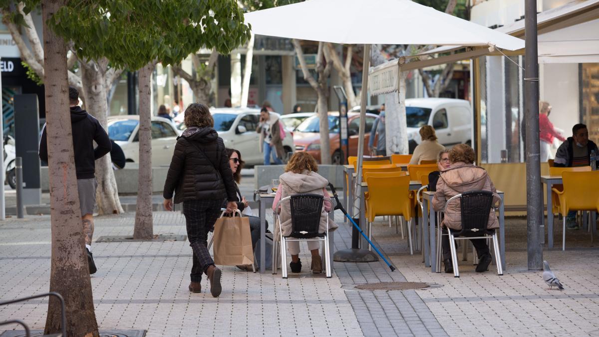 Terrazas en una plaza de Ibiza.