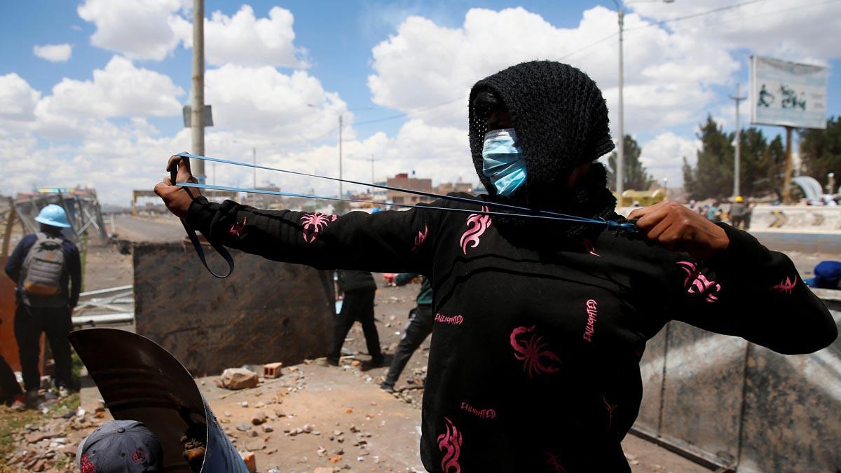 Un manifestante con un tirachinas durante los choques chocan con las fuerzas de seguridad durante una protesta que exige elecciones anticipadas y la liberación del expresidente Pedro Castillo