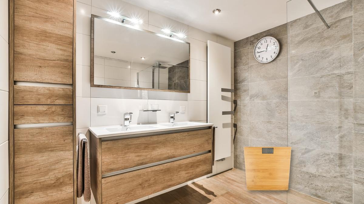 Imagen de un baño con diseño moderno y de madera. En pequeño, la báscula en oferta en Lidl.