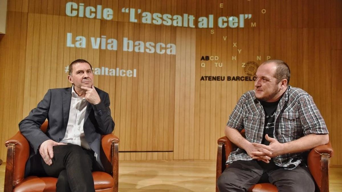 Arnaldo Otegi, durante su acto en el Ateneu Barcelonès, con David Fernàndez.