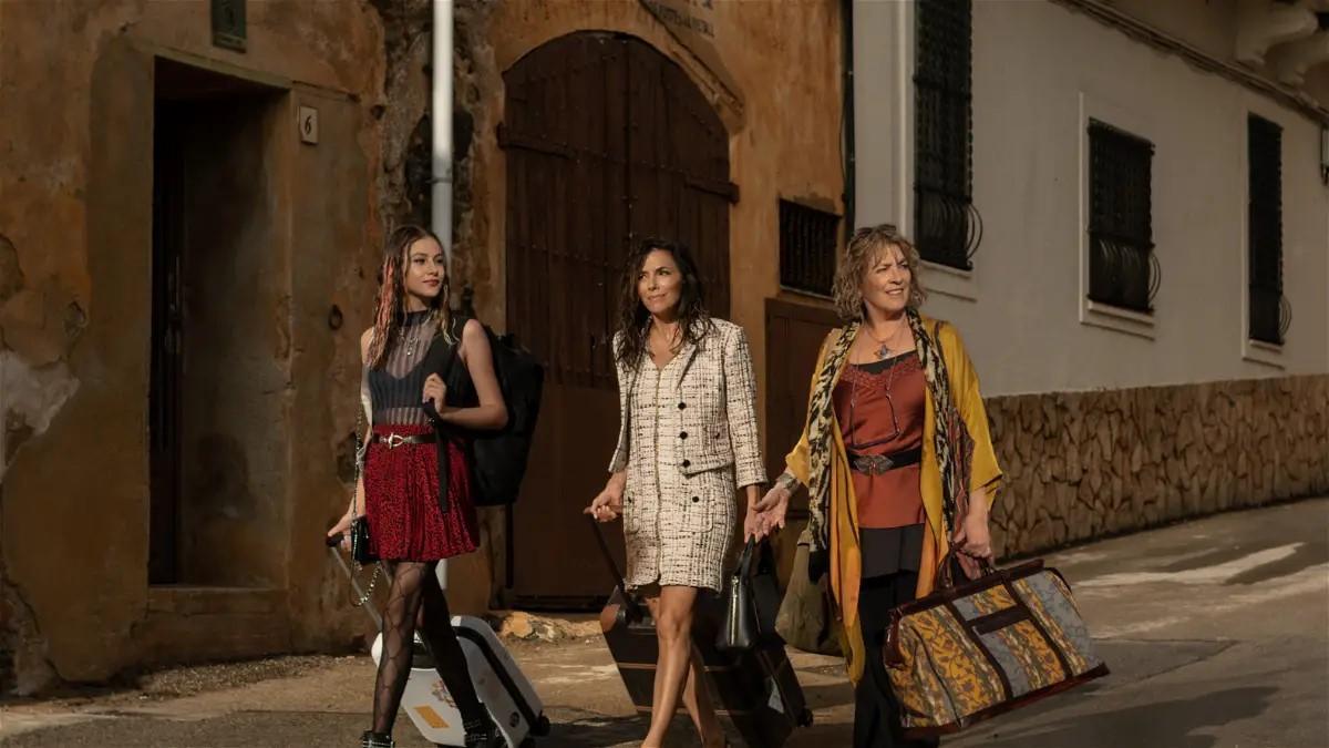 Carmen Maura i Eva Longoria en un fotograma de 'Tierra de Mujeres'.