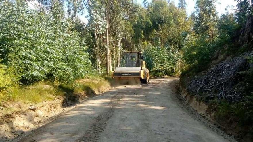 El Concello acondiciona una pista forestal en Paramá