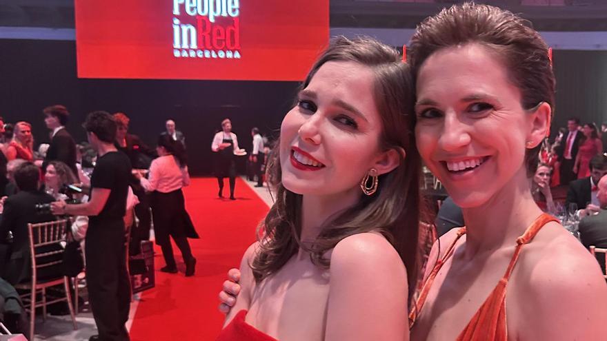 La actriz Natalia Sánchez y su cuñada y también actriz y directora cinematográfica, Aina Clotet durante la cena solidaria People in Red