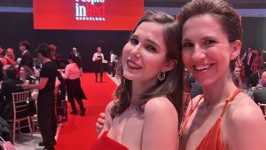 La actriz Natalia Sánchez y su cuñada y también actriz y directora cinematográfica, Aina Clotet durante la cena solidaria People in Red