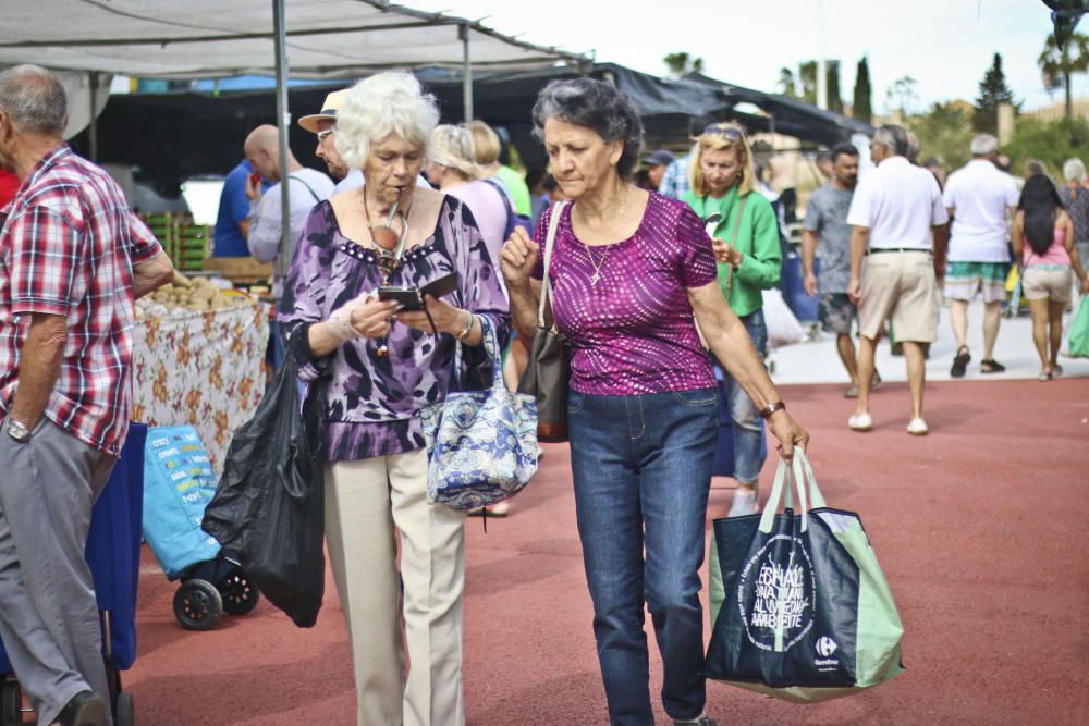 El nuevo recinto para el mercadillo de Torrevieja de los viernes se estrenó con una gran afluencia de usuarios, lo que provocó problemas de tráfico y falta de autobuses de transporte.