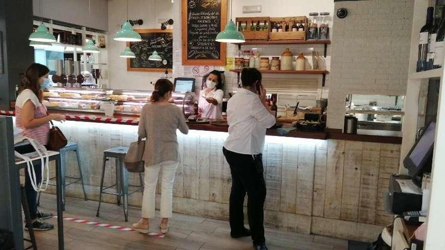 Recuperación de la actividad en un restaurante del centro Ponte Vella. // FdV