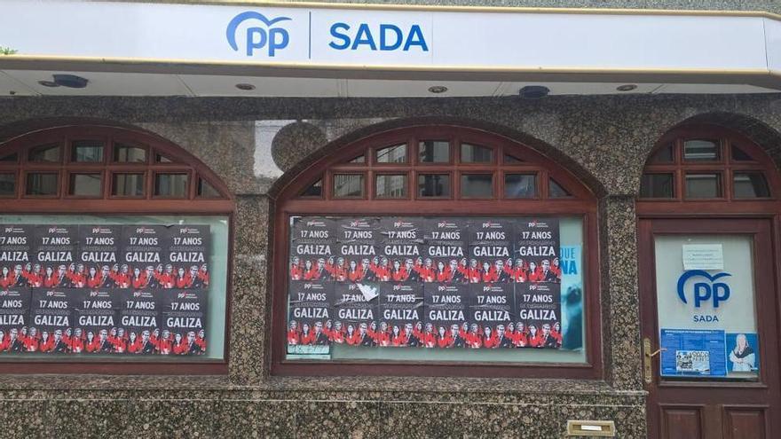 La sede del PP de Sada aparece con carteles acusándolos de ser un "Partido Pirómano"