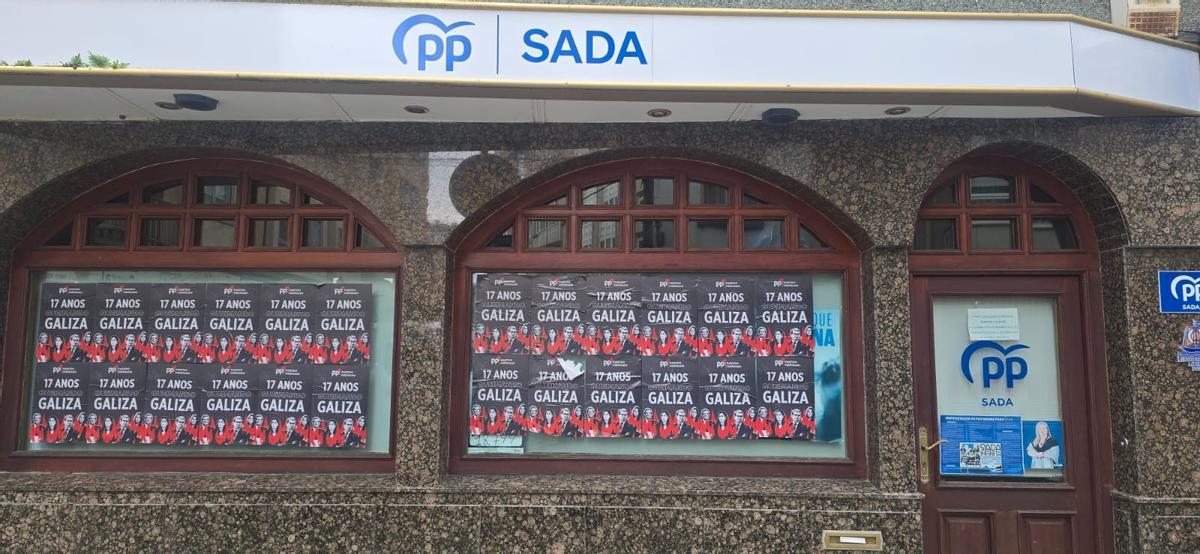 Sede del Partido Popular en Sada empapelada