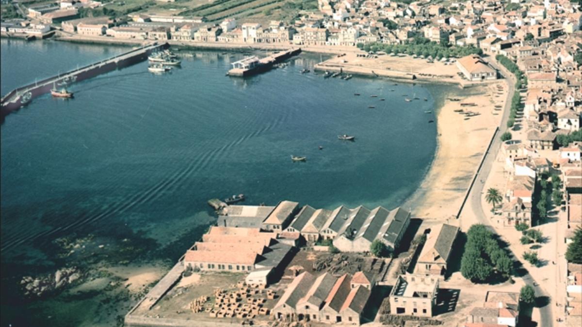 Unha vista do porto de Cangas en 1964.