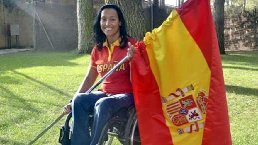 Teresa Perales porta la bandera española