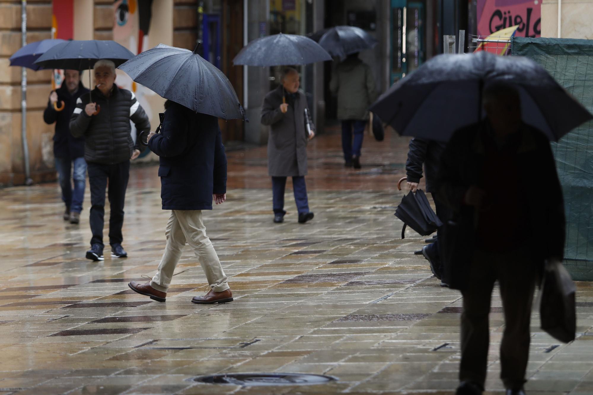 EN IMÁGENES: El temporal en Asturias deja las primeras inundaciones por las lluvias, incidencias en los trenes y vuelos suspendidos