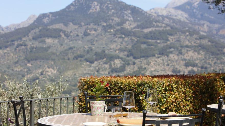 Im Restaurant Barretes bei Sóller auf Mallorca schlemmen und währenddessen die Aussicht genießen