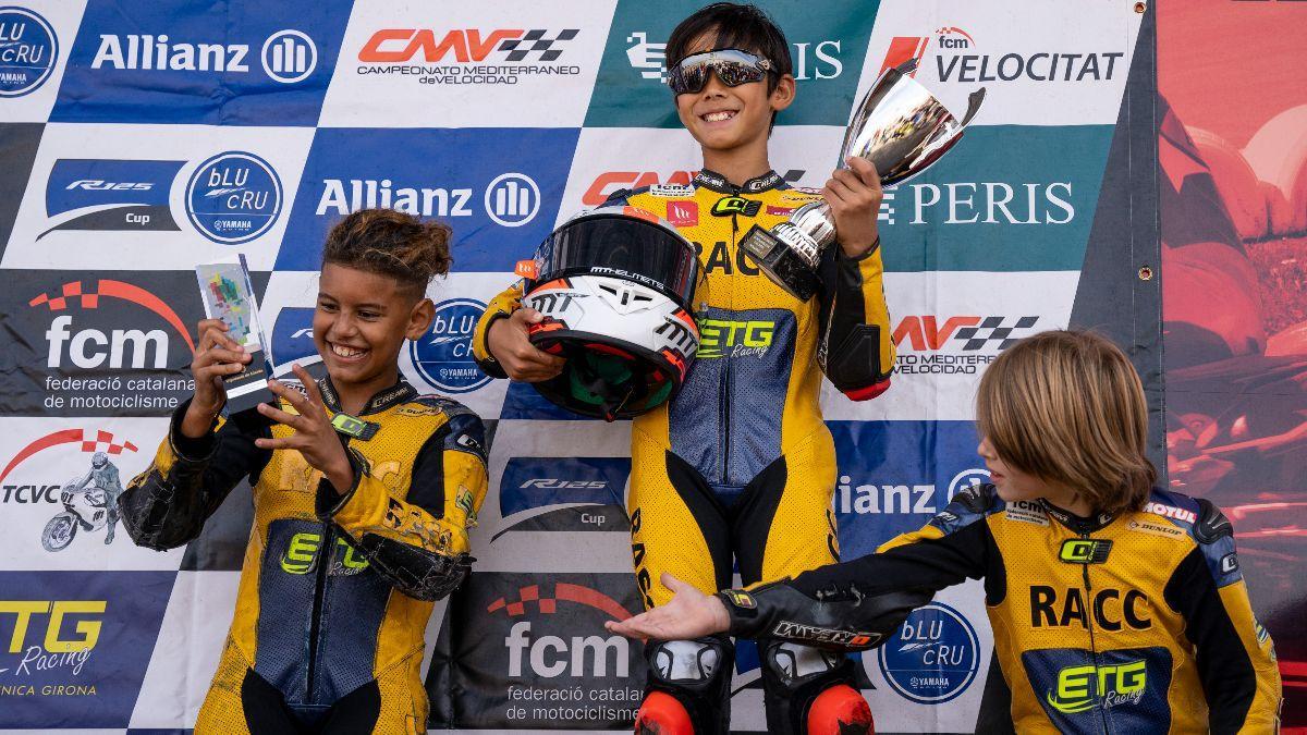 Eddie levantando el trofeo del Circuito de Alcarràs