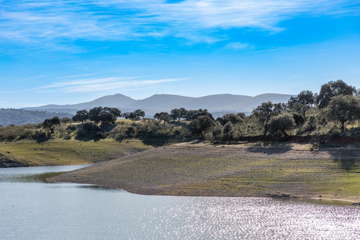 El embalse de Valdecañas con agua