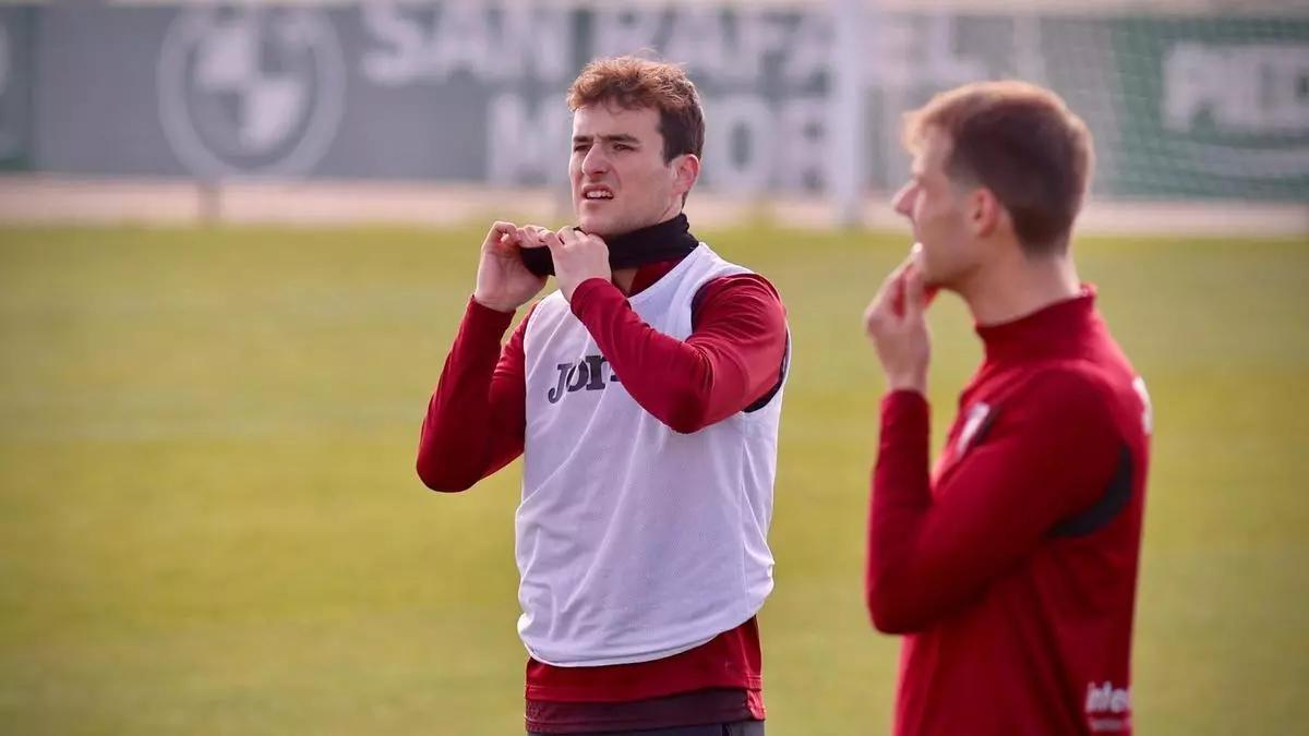 Jon Magunazelaia, al fondo de la imagen, durante una sesión de entrenamiento del Córdoba CF.