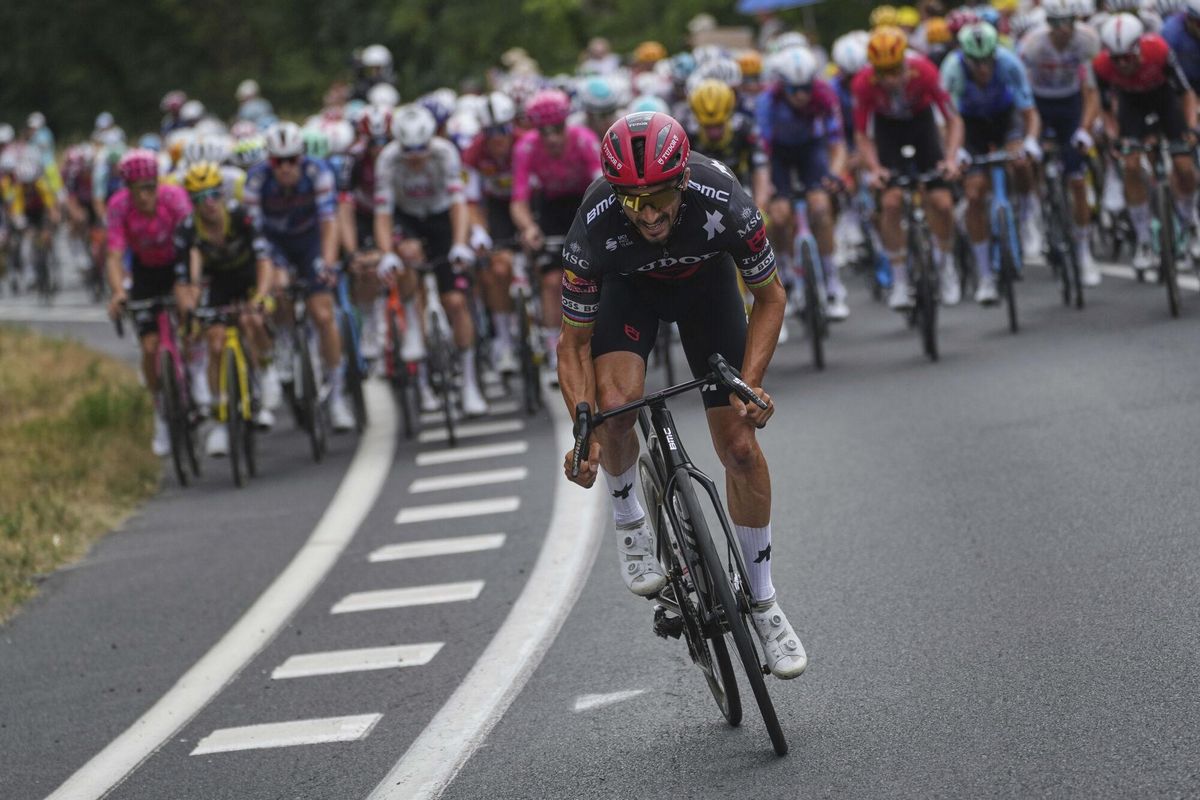 Frances Julian Alaphilippe breaks away form the pack during the tenth stage of the Tour de France cycling race over 165.3 kilometers (102.7 miles) with start in Ennezat and finish in Le Mont-Dore Puy de Sancy, France, Monday, July 14, 2025. (AP Photo/Thibault Camus) Associated Press/LaPresse. EDITORIAL USE ONLY/ONLY ITALY AND SPAIN