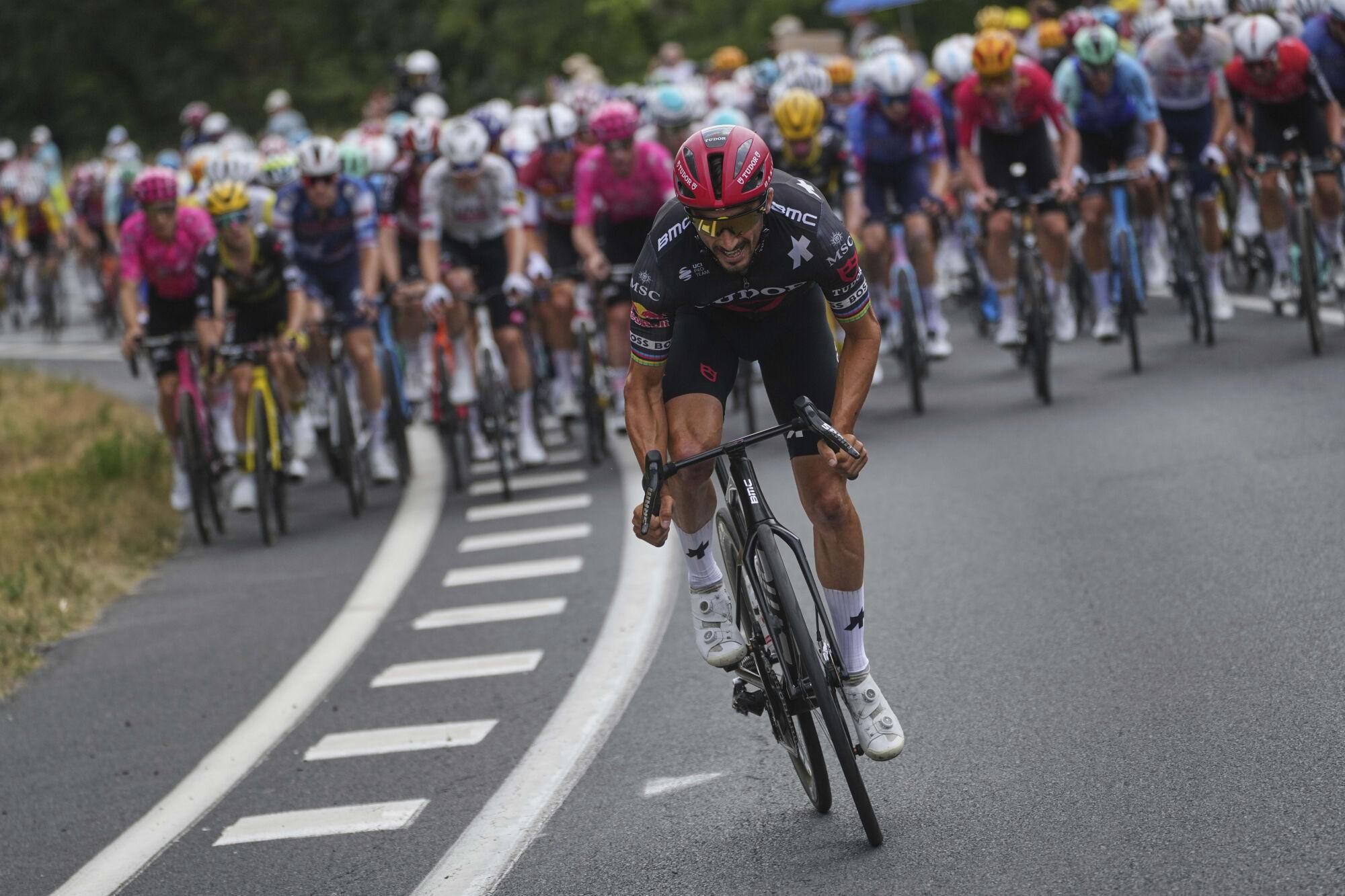 France's Julian Alaphilippe breaks away form the pack during the tenth stage of the Tour de France cycling race over 165.3 kilometers (102.7 miles) with start in Ennezat and finish in Le Mont-Dore Puy de Sancy, France, Monday, July 14, 2025. (AP Photo/Thibault Camus) Associated Press/LaPresse. EDITORIAL USE ONLY/ONLY ITALY AND SPAIN