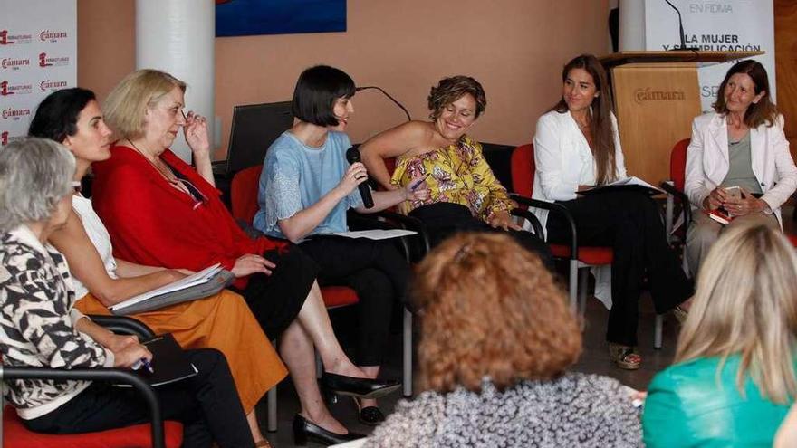 Por la izquierda, Carmen Castillo, Nuria Fernández, Marisa Vallejo, Natalia Alonso, Beatriz Díaz, Paula Bango y Carmen Cantón durante el debate de ayer.