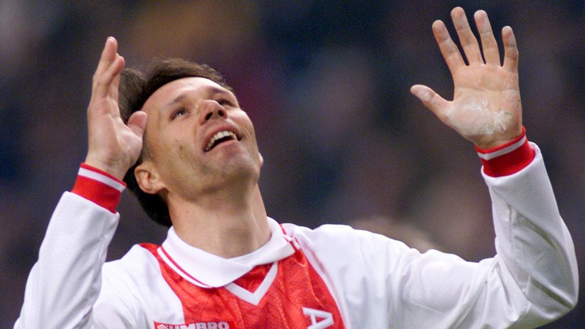 Van Basten se lamenta de una jugada en un partido de homenaje del Ajax. Van Basten se lamenta de una jugada en un partido de homenaje del Ajax.