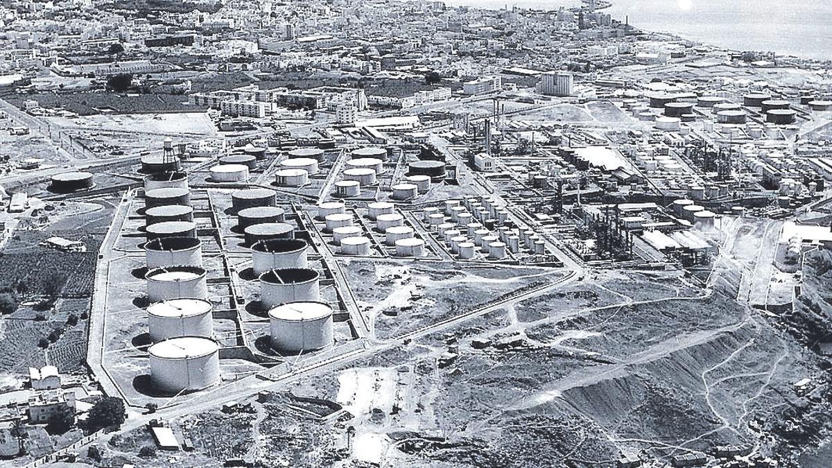 Refinería de petróleos de Santa Cruz de Tenerife, en una imagen de 1963.