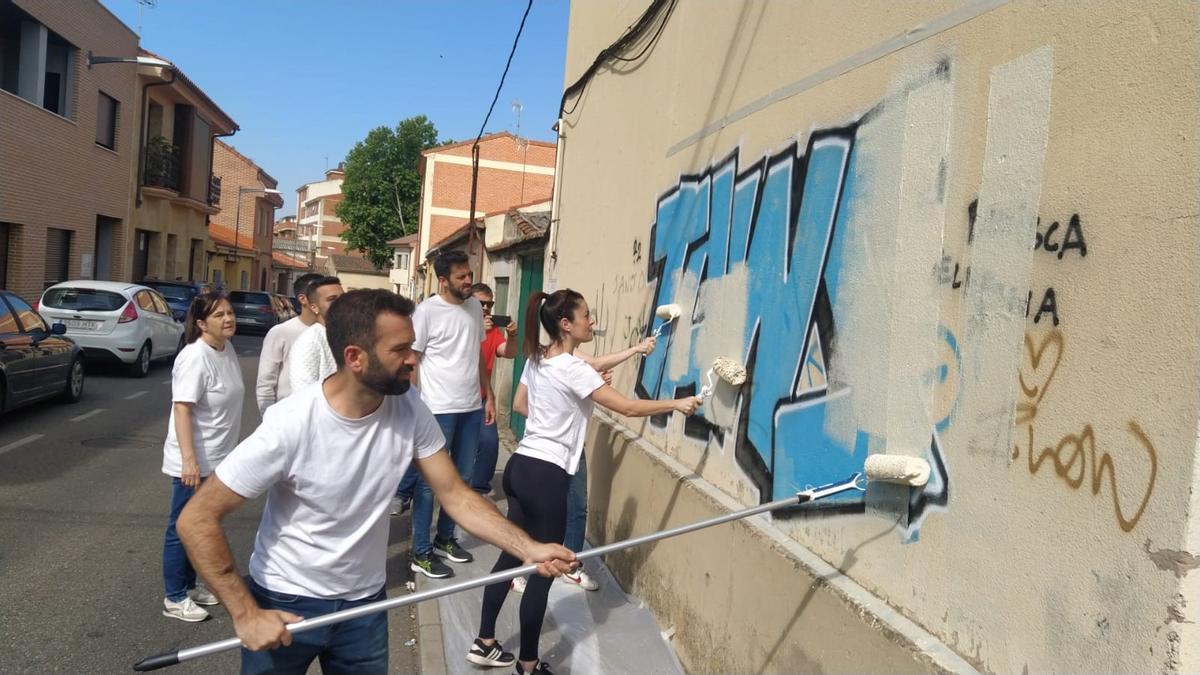 David Gago, con su grupo tapando pintadas de los edificios municipales de San José Obrero