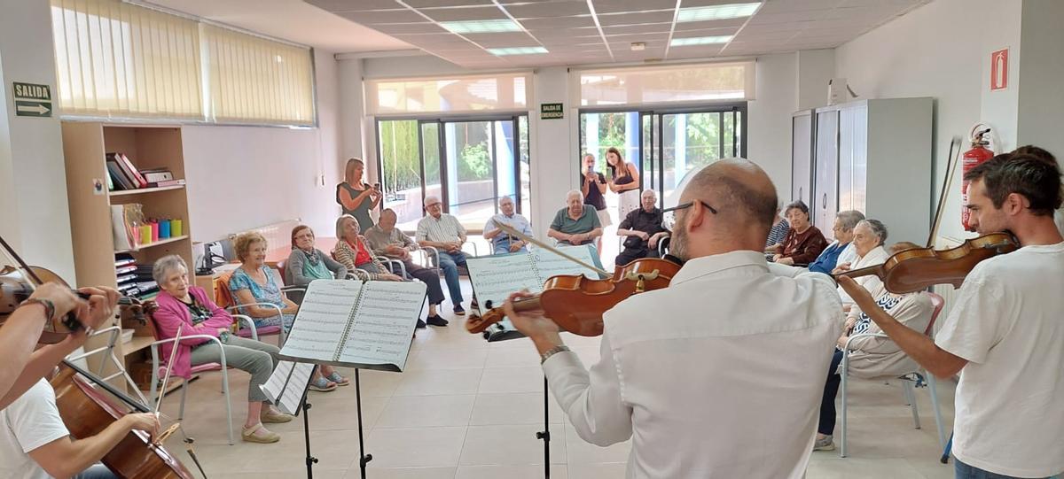 Actuación de ADDA Simfònica en un centro de tercera edad