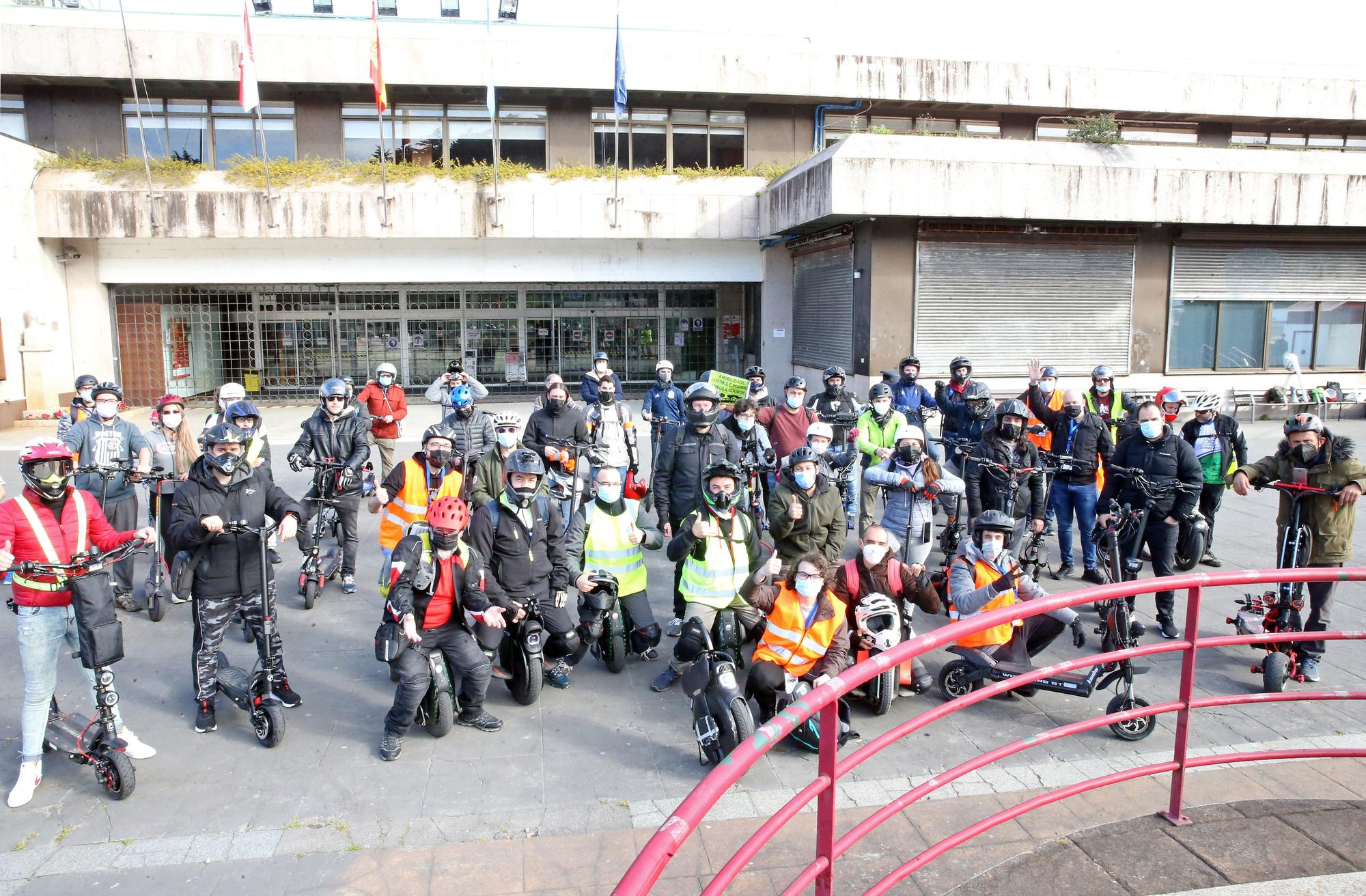 Medio centenar de personas se concentran en Vigo contra la "sobrerregulación" de Vehículos de Movilidad Personal