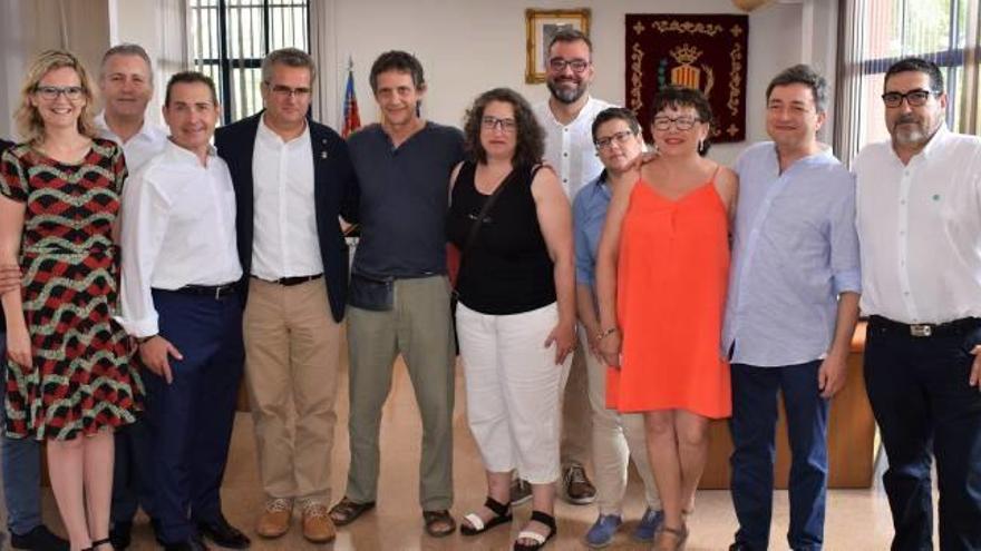 El nuevo equipo de gobierno del Ayuntamiento de Xirivella, presidido por el alcalde de Compromís Ricard Barberà.