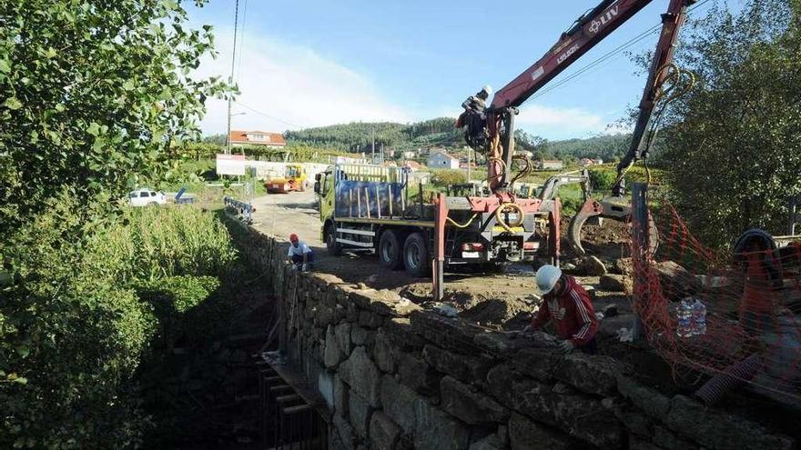 El pontón de Xil que da servicio a los alumnos de As Covas reabre esta semana. // Iñaki Abella