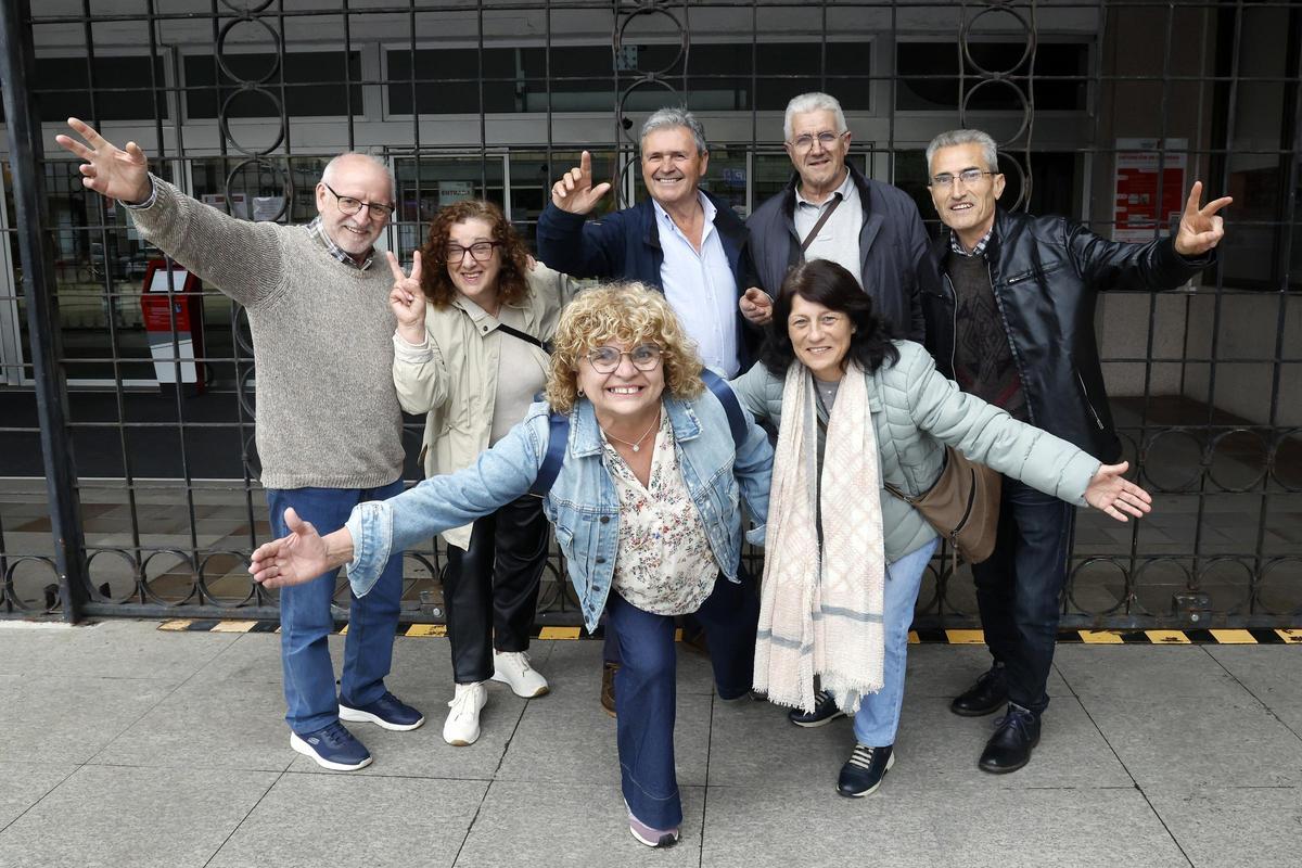 Miembros del grupo de "Teatro Escoitade", fundado en Valladares y en activo desde 1973.