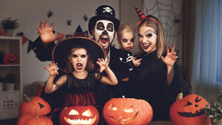 Familia celebrando Halloween.