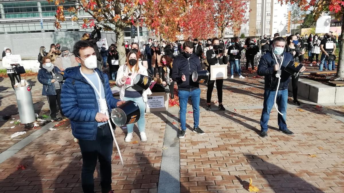 Sonora cacerolada de los hosteleros ante la Xunta en Pontevedra.