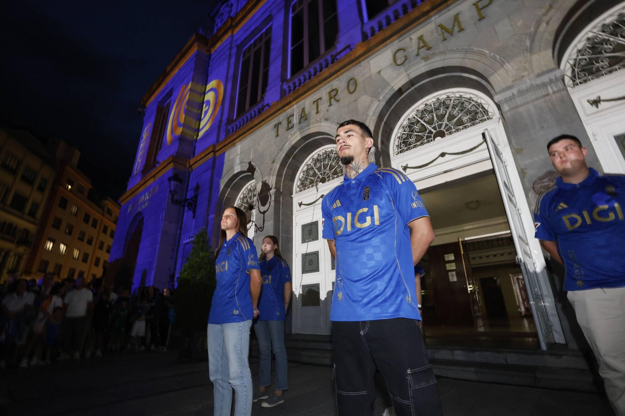 Así fue la presentación de la nueva camisera del Real Oviedo para jugar en Primera