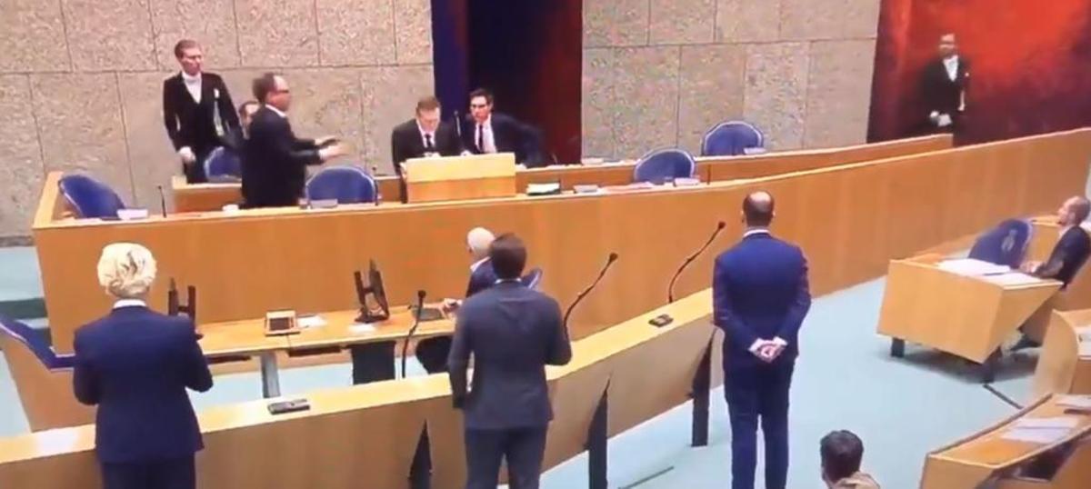 Se desmaya el ministro Bruno Bruins.