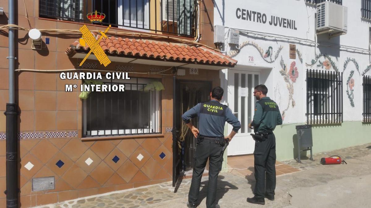 La rápida actuación de la Guardia Civil de Zarza de Granadilla impide la propagación de un fuego