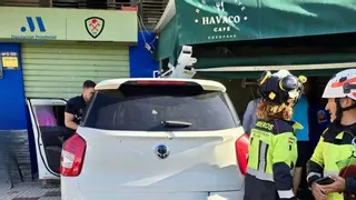 Cuatro heridos tras el choque de un vehículo con una terraza de un local en Rincón de la Victoria