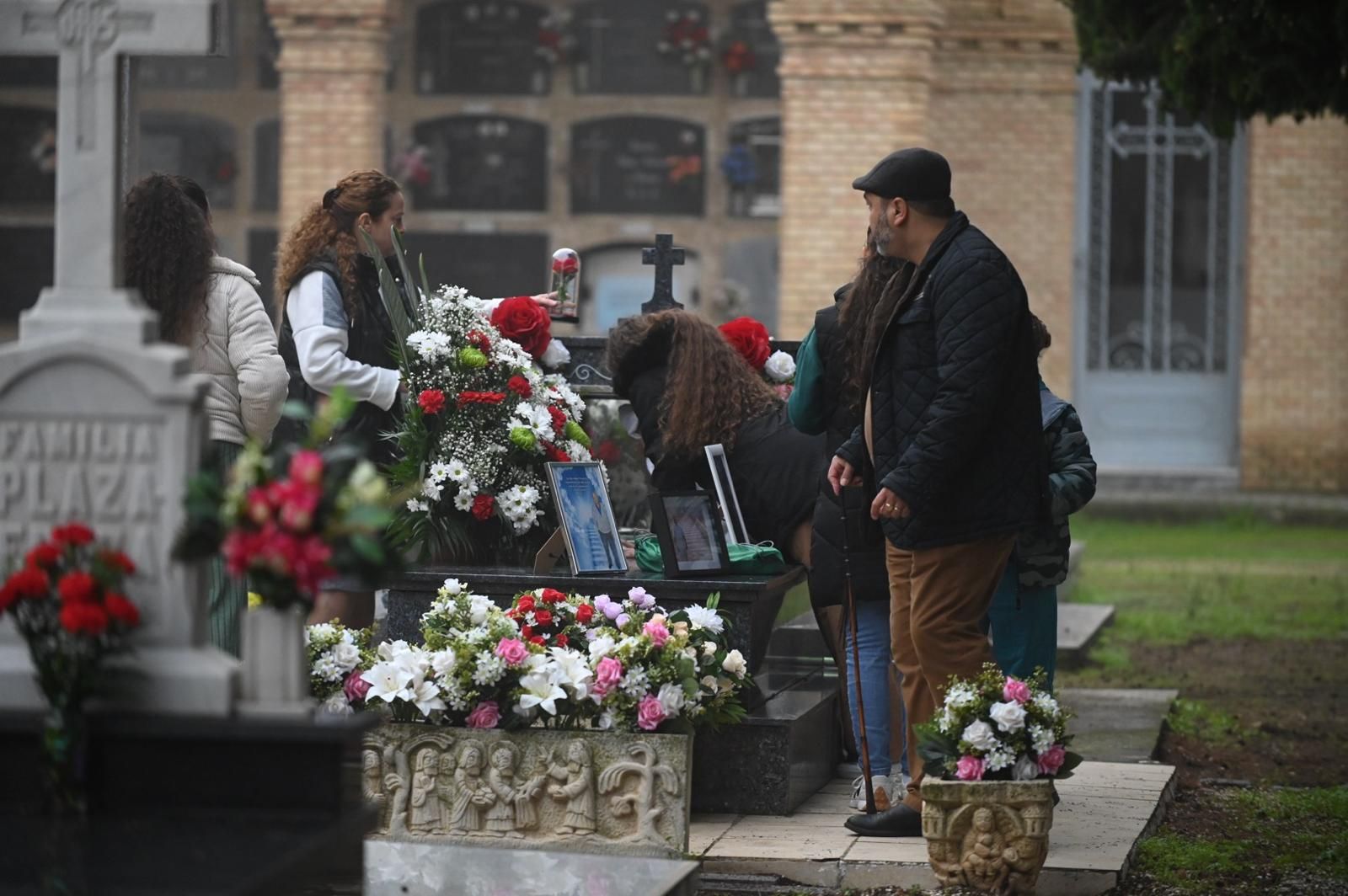 En imágenes | Así ha sido el Día de Todos los Santos en el cementerio de Torrero