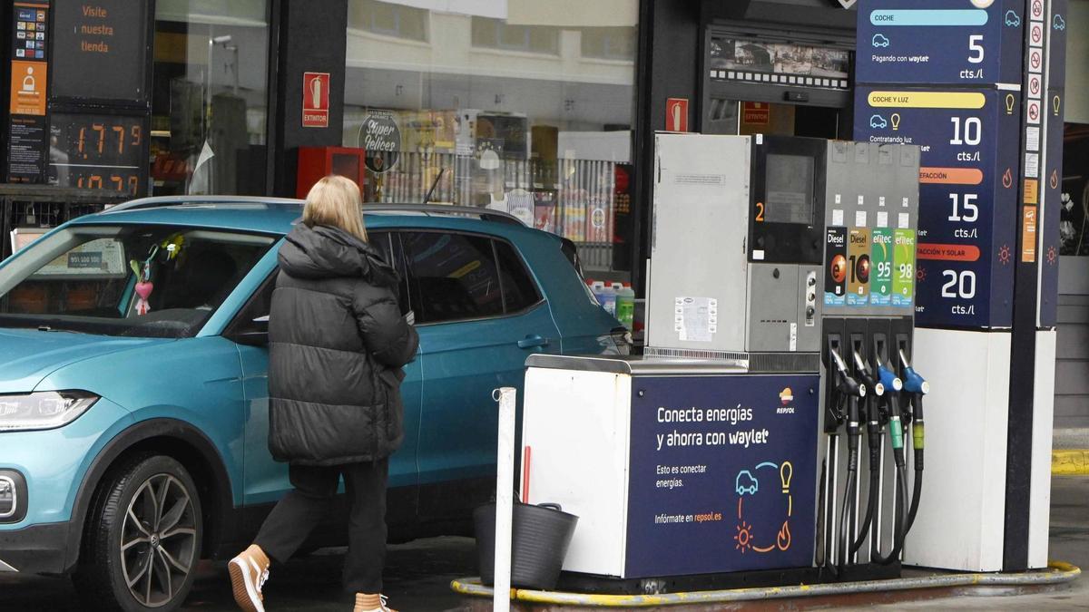 Una mujer repostando en una gasolinera de Vigo.