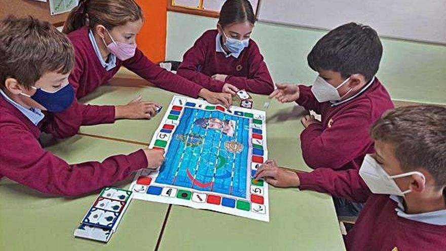 Tres alumnos realizando una de las actividades.. | cedida a Lne