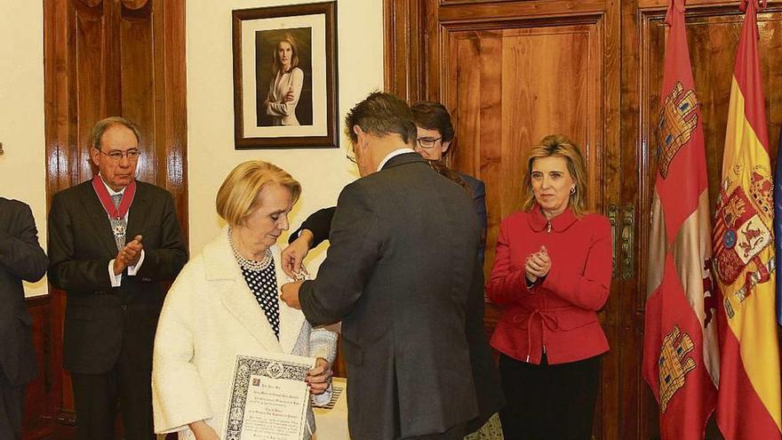 Rafael Catalá impone a Carmen Calvo la Cruz de Honor de la Orden de San Raimundo de Peñafort .