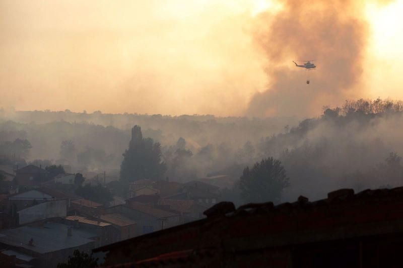 El fuego, en el casco urbano de Bermillo de Alba.